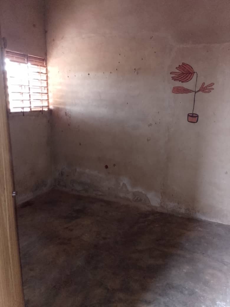 une petite CHAMBRE SALON  sans  plafond 